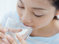 水を飲む女性